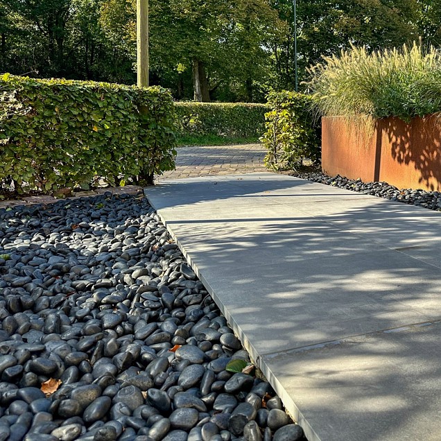 Beach Pebbles deep black 80-100 mm zak 25 kg.
